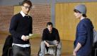Leander Blohm (Florian Stetter, Mitte) wird als verdeckter Ermittler in die Schule eingeschleust. Als Referendar leitet er die Theatergruppe des verschollenen Lehrers. Erst ist er nicht begeistert, entdeckt dann aber seine pädagogische Ader. Foto: ZDF