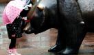 Zumindest eine lässt sich bei dem Wetter nicht die Laune verderben: Die kleine Leonie steht in Frankfurt am Main mit ihrem Schirm vor der Bärenskulptur vor der Deutschen Börse. Laut Wettervorhersage soll es in den nächsten Tagen unbeständig und regnerisch bleiben.  Foto: ap
