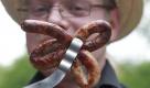 Metzgermeister Maximilian Ammon zeigt im Rahmen des ersten Fränkischen Bratwurstgipfels in Pegnitz eine Bratwurst im Form eines Kleeblattes. Beim ersten Fränkischen Bratwurstgipfel wetteifern 16 fränkische Metzgereien um den Titel des Bratwurstkönigs. Foto: dapd