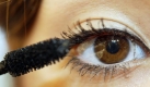 Bei eng stehenden Augen sollten Frauen das Bürstchen von der Gesichtsmitte nach außen ziehen, die schrägen Wimpern vergrößern den Augenabstand. (Bild: dpa) Foto: dpa