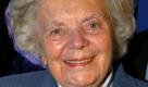 1914 - 2010
Heidi Kabel wurde 1914 in Hamburg in den Großen Bleichen 30, direkt gegenüber des berühmtenOhnsorg Theaters geboren. Dieser Bühne blieb sie, seit ihrem Schauspieldebüt 1932, mehr als 60 Jahre treu. Dank der Fernsehübertragungen aus dem Hamburger Theater erlangte sie deutschlandweit Bekanntheit und wurde so zu einer der bedeutensten Volksschauspielerinnen des Landes. Foto: dpa