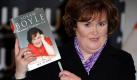 Die Geschichte ist beinahe zu gut, um wahr zu sein: Ein halbes Jahrhundert lang lebte Susan Boyle ein Durchschnittsleben in ihrem Heimatdorf in Schottland. Jetzt hat sie ihre Biografie vorgelegt. Wenn sie, wie sie beteuert, nur die Wahrheit schreibt, versteckt sich hinter der so gar nicht in Schönheitsschemata passenden Frau tatsächlich ein erstaunliches Schicksal.(dpa) Foto: ap