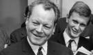 Willy Brand bemühte sich als erster Sozialdemokrat im Kanzleramt mit der neuen Ostpolitik, für die er 1971 mit dem Friedensnobelpreis geehrt wurde, um eine Entspannung im Verhältnis zu Osteuropa. Bei der Wahl 1972 wurde die SPD erstmals stärkste Fraktion und konnte die sozialliberale Koalition fortsetzen. Im Zuge der Guillaume-Affäre trat Brandt 1974 von seinem Amt zurück. Foto: dpa