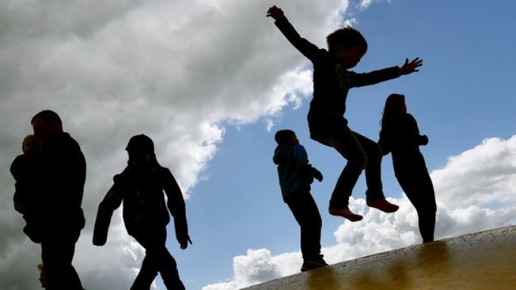Beim Springen auf einer Hüpfburg wurde ein 4-jähriger Junge schwer verletzt.