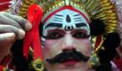 Volkstümlich in Bangalore: Am Welt-Aids-Tag ist wie jedes Jahr die rote Schleife weltweit ein Symbol für Solidarität mit HIV-Infizierten und AIDS-Kranken. Foto: Jagadeesh Nv Foto: dpa