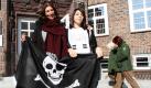 Im juristischen Tauziehen um eine Piratenflagge im Fenster eines Chemnitzer Kinderzimmers hat die Mieterin gewonnen. Das Landgericht wies am Freitag eine Klage der Wohnungseigentümerin ab. Zur Begründung hiess es, bei der fraglichen Fahne handele es sich eindeutig um eine Kinderflagge. Die Entscheidung ist endgültig. Foto: dapd