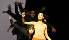 Shiri Shai (Kassiopeia, l) und Blythe Newman (Momo) proben mit Ensemblememitgliedern des Badischen Staatstheaters. Foto: Jochen Klenk/Badisches Staatstheater  Foto: dpa