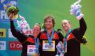Deutschlands Schwimmer Isabelle Haerle (von links), Jan Wolfgarten und Thomas Lurz jubeln bei der Siegerehrung. Deutschland belegte den dritten Platz. bei der Weltmeisterschaft in China. Ihre Disziplin: Freiwasser, 5 km.
 Foto: dapd