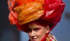 Ungewöhnlicher Kopfschmuck: Ein Model trägt Mode der Kollektion 'ZERO8/15' von der deutschen Designerin Simone Austen im Rahmen des 'Baltic Fashion Award'. Der Baltic Fashion Award ist ein internationaler Design-Wettbewerb für kreative Mode-Kollektionen aus dem Ostseeraum. Foto: Stefan Sauer Foto: dpa
