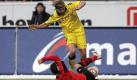 Der Dortmunder Marcel Schmelzer (o) überspringt Frankfurts Aleksandar Vasoski. Foto: dpa