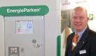 Uwe Hahner, Vertriebsleiter  der Signalbau Huber  GmbH vor einer Demo-Park- und Ladesäule.
 Foto: pi