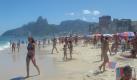 Brasilien hat neben Spitzenfußball auch knackige Mädels zu bieten. Letztere sonnen sich scharenweise am Strand von Ipanema - vielleicht erspähen Sie ja bei Ihrem Urlaub das vielbesungene Girl from Ipanema? Foto: flickr/Ivan Hernandez/Creative Commons Licence