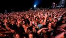 Besucher verfolgen am Sonntagabend in Berlin auf dem Fest zum Tag der Deutschen Einheit auf der Straße des 17. Juni ein Konzert. Während am Samstag (01.10.11) mehr Familien das Fest besuchten, waren es am Sonntag angesichts der Konzerte am Abend eher Jugendliche. Foto: dapd