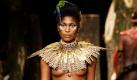 Ein Model präsentiert in Amsterdam Kreationen des Designers Bibi van der Velden während der Amsterdam Fashion Week. Foto: dpa