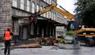 Im Zuge des umstrittenen Bahnprojekts «Stuttgart 21» haben die Abbrucharbeiten an der Außenwand des Hauptbahnhof-Nordflügels begonnen. Am Morgen trug ein Bagger Stahlträger aus der Konstruktion ab und ein Vordach wurde abgerissen. Die Gegner des Projekts wollen trotzdem nicht aufgeben und schlugen während der Arbeiten lautstark mit Eisen- und Holzstangen auf den Bauzaun. Foto: ddp