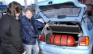 Brder im Geiste: Fr einen kurzen Schnack mit Gleichgesinnten ist immer Zeit. Im Bild ein erdgas-begeisterter Polo-Fahrer aus Aschaffenburg.  Foto: news.de