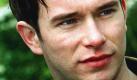 Der Sänger der irischen Pop-Band Boyzone, Stephen Gately (Archivbild vom 04.07.1998), hat sich geoutet. Der 23jährige sagte in einem Interview mit der Sun am 16.6.1999: 'Ich bin schwul und verliebt.' In einer Presseerklärung fügte die Band hinzu, Gately wollte mit seinem öffentlichten Bekenntnis der Drohung eines ehemaligen Band-Mitarbeiters zuvorkommen, Details über sein Privatleben an die Presse zu geben. Es wird die Herzen vieler Tausend weiblicher Fans der irischen Boy-Group brechen. Gately gehört der Erfolgsband seit 1993 an.
 Foto: dpa