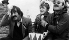 Schriftsteller Gnter Grass (v.l.), David Bennent als Blechtrommler Oskar Mazerath und Regisseur Volker Schlndorff whrend einer Drehpause zu dem Film Die Blechtrommel (Archivfoto aus dem Jahre 1979). Fr den Film erhielt Schlndorff 1980 den Oscar. Foto: United Artists (zu dpa-Serie 60 Jahre Bundesrepublik - dpa-Gesprch vom 26.03.) - nur s/w +++(c) dpa - Bildfunk+++ Foto: dpa