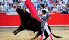 Der Matador El Funi wagt in der Stierkampfarena im spanischen Barcelona ein gefährliches Tänzchen mit dem Stier. Foto: ap