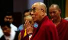 Der Dalai Lama bei der Ankunft in einer tibetanischen Dorfschule in Dharmsala, Indien. Jedes Jahr kommt das tibetischen Religionsoberhaupt in die Region und spricht zu den Schülern über die buddhistische Religion. Foto: ap
