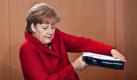 Bundeskanzlerin Angela Merkel (CDU) kommt in Berlin zur Sitzung des Kabinetts. An Merkels Äußerungen zu Osama bin Ladens Tod durch den Angriff einer US-Eliteeinheit kommt Kritik auf. Merkel hatte gesagt: Ich freue mich darüber, dass es gelungen ist, Bin Laden zu töten. In der Unionsfraktion im Bundestag wird die Wortwahl Merkels kritisiert. Der Vorsitzende des Bundestags-Rechtsausschusses, Siegfried Kauder (CDU), sagte: Ich hätte es so nicht formuliert. Das sind Rachegedanken, die man nicht hegen sollte. Das ist Mittelalter. Foto: dpa