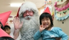 Der Weihnachtsmann zu Gast in einem japanischen Kindergarten. Foto: ap