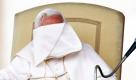 Ein Windstoß weht dem Papst seinen Umhang während seiner wöchentlichen Audienz ins Gesicht. Foto: ap