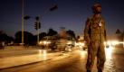 Pakistanische Militäreinheiten nehmen ihre Stellung nach einem Selbstmordattentat in Rawapindi ein. Bei dem Anschlag in einer Moschee kamen mindestens 30 Menschen ums Leben. Foto: ap