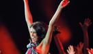 Eine der zwei uebrigen Finalistinnen der Fernsehsendung Germany's next Topmodel, Alisar Ailabouni (21, r.) aus Matttighofen (Oesterreich), aufgenommen am Donnerstag (10.06.10) bei der Finalshow der ProSieben Castingshow Germany's next Topmodel in der Lanxess Arena in Koeln auf dem Laufsteg. Die dritte Finanalteilnehmerin, Laura Weyel (23), ist bereits in der Show ausgeschieden. Die Finanalteilnehmerinnen wurden aus 23.545 Bewerberinnen ermittelt. Foto: Hening Kaiser/ddp Foto: ddp