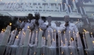 Angestellte eines Hotels im Mumbai gedenken der Opfer der grausamen Terroranschläge, die vor einem Jahr die indische Metropole erschütterten. Foto: ap