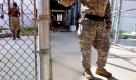 Deutschland verhandelt über die Aufnahmen von Guantanamo-Häftlingen. Das Bundesinnenministerium hat bestätigt, dass es Einzelfälle prüfen wolle. Einigkeit besteht darüber in der CDU jedoch nicht. Innenexperte Wolfgang Bosbach äußerte in der Bild am Sonntag Sicherheitsbedenken. Foto: dpa