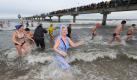 Bräuche ganz anderer Art zelebrieren die Usedomer jedes Jahr an Silvester: Sie baden in der eiskalten Ostsee. Foto: dpa