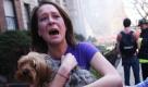 Eine Frau hält ihren Hund fest im Arm, während sie von der Feuerwehr aus einem brennenden Gebäude in Boston gerettet wird.  Foto: ap