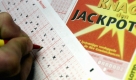 Ein Mann füllt in einer Annahmestelle in Berlin einen Lottoschein aus. Der Jackpot im Lotto 6 aus 49 klettert am kommenden Mittwoch auf rund 23 Millionen Euro. Die erste Gewinnklasse blieb bei der Samstagsziehung zum zehnten Mal in Folge unbesetzt. Foto: ddp