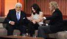 Der Entertainer in seinem Element: Thomas Gottschalk spaßt mit den Schauspielkollegen Mario Adorf und Iris Berben. Foto: ZDF/Tobias Hase