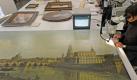 Canalettos «Dresden vom rechten Elbufer unterhalb der Augustusbrücke» von 1748 in dcer Werrkstatt (Bild vom 23.10.2009) Foto: dpa