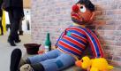 Und was ist mit Ernie passiert - wo ist bloß Bert? Das Dreamteam der Sesamstraße war einmal. Heute liegt Ernie als verkommener Säufer auf der Straße und bettelt für die nächste Pulle Fusel. Waller sieht in ihren Arbeiten eine kritische Auseinandersetzung mit dem Starkult unserer Gesellschaft, wobei der Star oder das Idol als zeitgenössischer Ersatz für den Helden dient. Foto: dpa