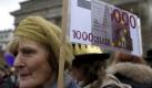 Eine Teilnehmerin haelt am Samstag (06.11.10) in Berlin waehrend einer Kundgebung fuer ein bedingungsloses Grundeinkommen (BGE) vor dem Brandenburger Tor ein Schild, auf dem ein 1000-Freuro-Schein aufgedruckt ist. Am Samstag demonstrierten Mitglieder der Berliner Piratenpartei und andere Buendnisse in Berlin fuer ein bedingungsloses Grundeinkommen. (zu dapd-Text) Foto: Steffi Loos/dapd Foto: ap
