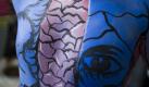 Ein posiert während der Welttreffens der Körperkunst in Venezuela. Body Painting, Tattoos und vieles mehr fallen dort ins Auge. Foto: ap
