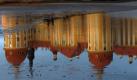 Schloss Moritzburg bei Dresden spiegelt sich im Schlamm des abgefischten Teiches. Foto: Matthias Hiekel  Foto: dpa