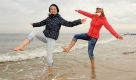 Natalie und Steffi demonstrieren das Wassertreten am Strand des Seebades Heringsdorf auf Usedom. Zum Auftakt der 5. Usedomer Wellness-Tage am 14. November 2009 wollen über 2000 Wassertreter auf der Insel den Einzug ins Guinness-Buch der Rekorde schaffen. Wassertreten ist eine Behandlungsmethode, bei der auf der Stelle im Wasser gegangen wird. Foto: dpa