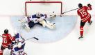 US-Boys schocken Kanada in deren Nationalsportart Eishockey: Dany Heatley (rechts) trifft für Kanada. Am Ende hatten die USAaber mit 5:3 die Nase vorn. Foto: dpa