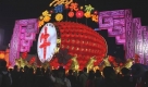 Chinese visits a giant lantern surrounded with Ox statues on display during the eve of the Lunar Chinese New Year in Guangzhou of south China's Guangdong province on Sunday, Jan. 25, 2009. China greeted the arrival Monday of the Year of the Ox. (AP Photo/Color China Photo) ** CHINA OUT ** Foto: ap