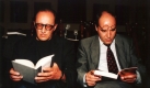Gysi (hier bei einer Lesung mit Schriftsteller Heiner Müller im Jahr 1992) macht 1966 sein Abitur. Parallel zum Besuch der Erweiterten Oberschule macht er eine Ausbildung zum Facharbeiter für Rinderzucht. Danach studiert er Jura an der Humboldt-Universität Berlin. Foto: dpa