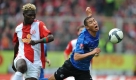 Freiburgs Du-Ri Cha kommt im Duell mit dem Mainzer Aristide Bancé zu Fall. Auch das Spiel entschied das Team von Stürmer Bancé mit 3:0 für sich. Foto: dpa