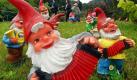 Musikalische Gartenzwerge stehen auf einer Rasenfläche im Zwergenpark in Trusetal (Archivfoto vom 15.07.2004). Nach Angaben des Zwergenpark-Chefs verdichten sich Hinweise, dass die ersten Gnome aus Ton und Gips möglicherweise doch nicht - wie allgemein angenommen - in Südthüringen hergestellt wurden. Aus Leipziger Messebüchern gehe hervor, dass eine Firma außerhalb Thüringen bereits 1886 Gartenzwerge oder Gnome produzierte. Wo sich die Firma befand, will der Zwergenpark-Chef aber erst beim 1. Trusetaler Zwergenkongress verraten, zu dem er am Freitag (31.03.2006) rund 50 Teilnehmer erwartet. Rund 15 Millionen Zwerge stehen nach Schätzungen in deutschen Vorgärten. Foto: Martin Schutt dpa/lth (zu Korr.-Bericht lth 'Aufruhr im Gnomen-Land: Neues Wissen über Ursprung des Gartenzwerges' vom 30.03.2006) +++(c) dpa - Bildfunk+++ Foto: dpa