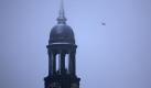 Es wird kälter: Der Turm der Hamburger Sankt-Michaelis-Kirche trägt eine dünne Schneeschicht. Foto: Kay Nietfeld Foto: dpa