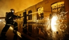 Ein Fabrikgebäude in St. Petersburg steht in Flammen. Stundenlang kämpften Feuerwehrleute gegen das Großfeuer. Foto: ap