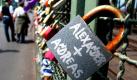 Einem alten Brauch folgend haben Liebespaare an einem Zaun der Hohenzollernbrücke in Köln Schlösser befestigt. Der Brauch besagt, dass man die Liebe ewig festhält, wenn man ein Schloss befestigt und den Schlüssel in den Rhein wirft. Foto: ap