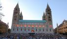  A file picture dated 08 June, 2009 shows people gathering to attend a free concert of Spanish tenor Placido Domingo in front of the Cathedral of Pecs, some 190 kms south of Budapest, Hungary. Pecs will be one of the three European Capitals of Culture in 2010 along with Essen, Germany, and Istanbul, Turkey. Foto: dpa